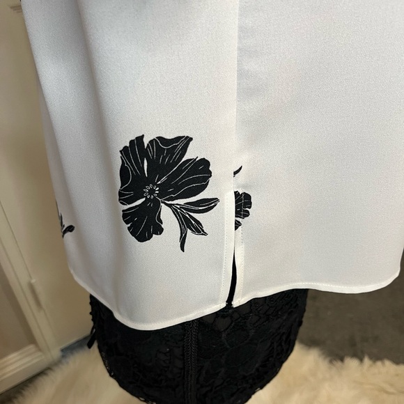 Vince Camuto Tossed Flowers blouse with back pleats. Size XS - Picture 4 of 5